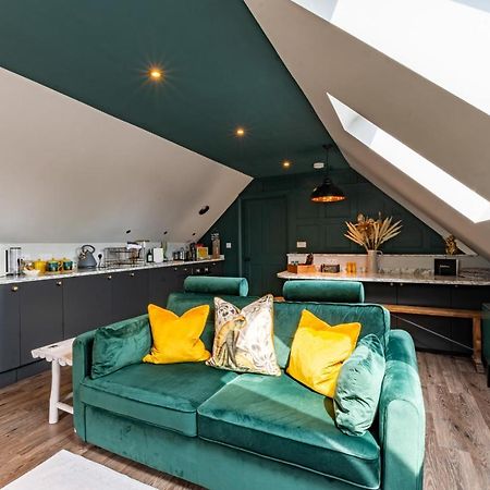 Stylish One Bedroom Cotswold Coach House Тетбери Экстерьер фото