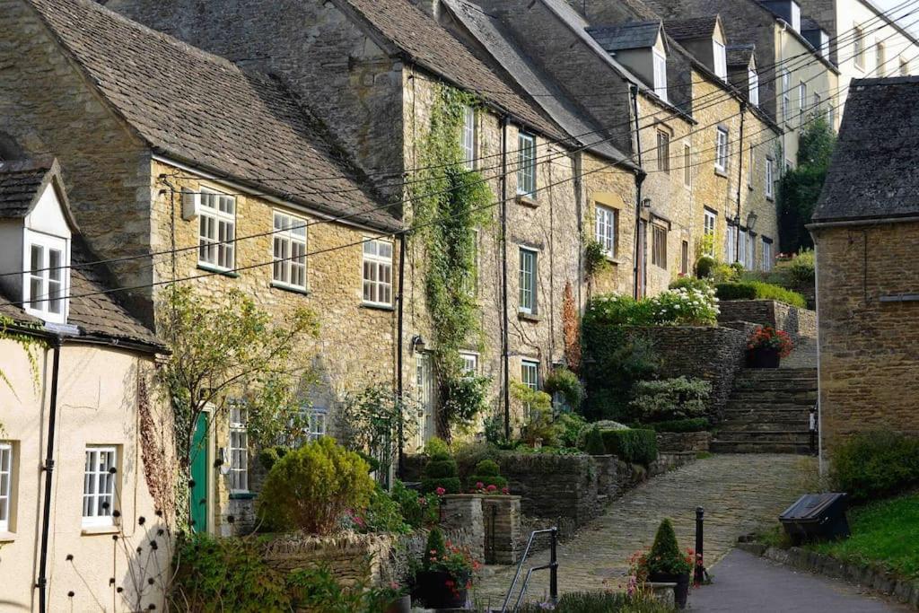 Stylish One Bedroom Cotswold Coach House Тетбери Экстерьер фото