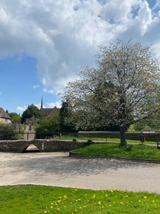 Stylish One Bedroom Cotswold Coach House Тетбери Экстерьер фото