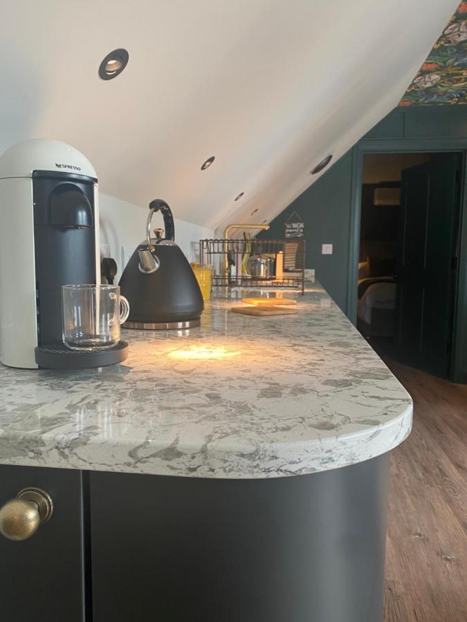 Stylish One Bedroom Cotswold Coach House Тетбери Экстерьер фото