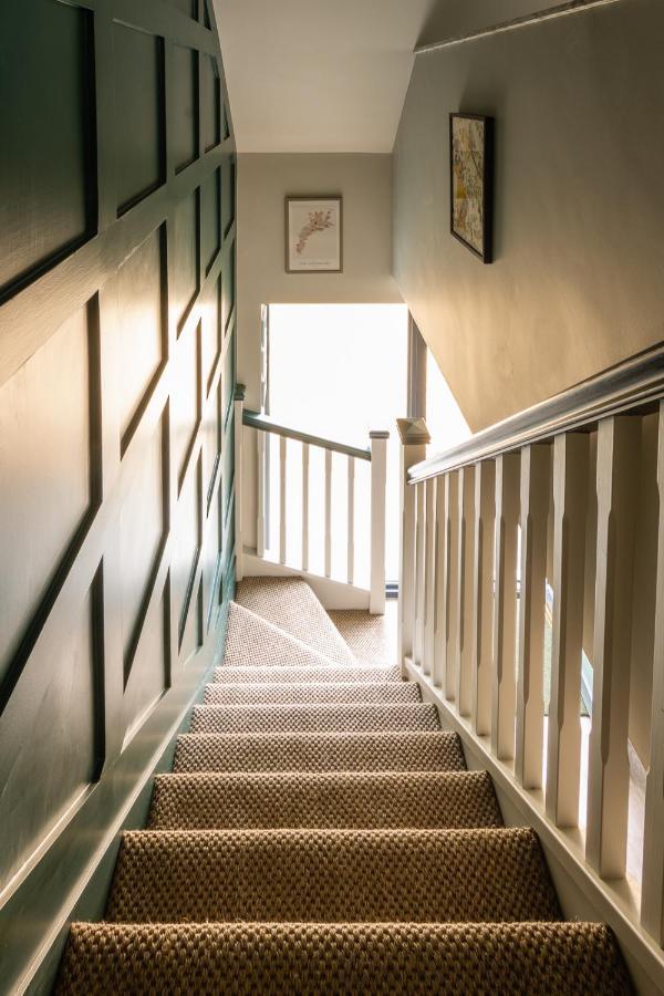 Stylish One Bedroom Cotswold Coach House Тетбери Экстерьер фото