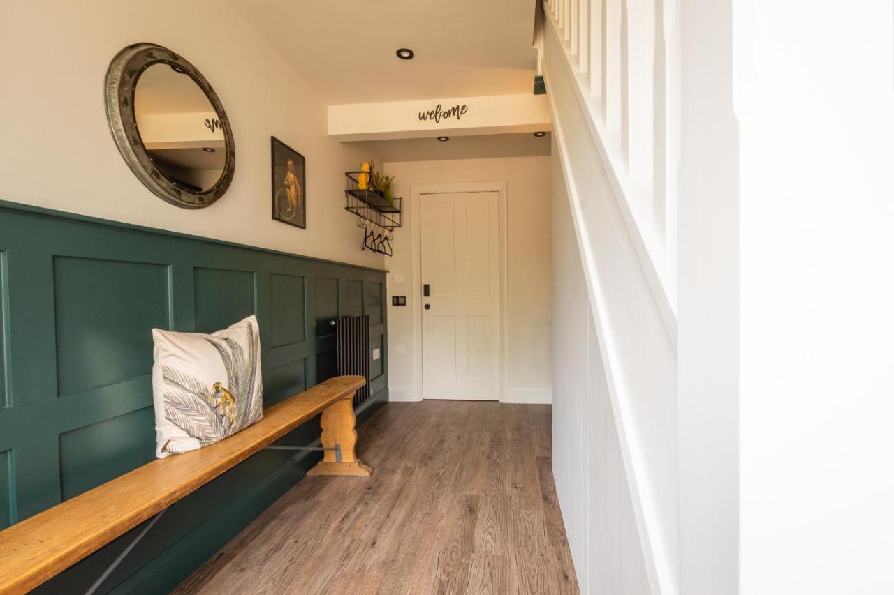 Stylish One Bedroom Cotswold Coach House Тетбери Экстерьер фото