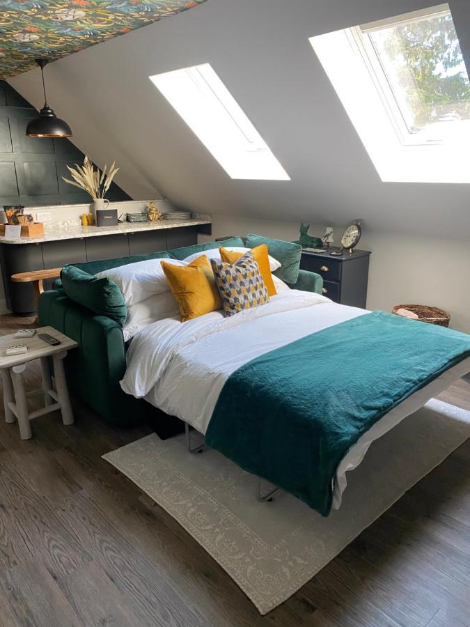 Stylish One Bedroom Cotswold Coach House Тетбери Экстерьер фото