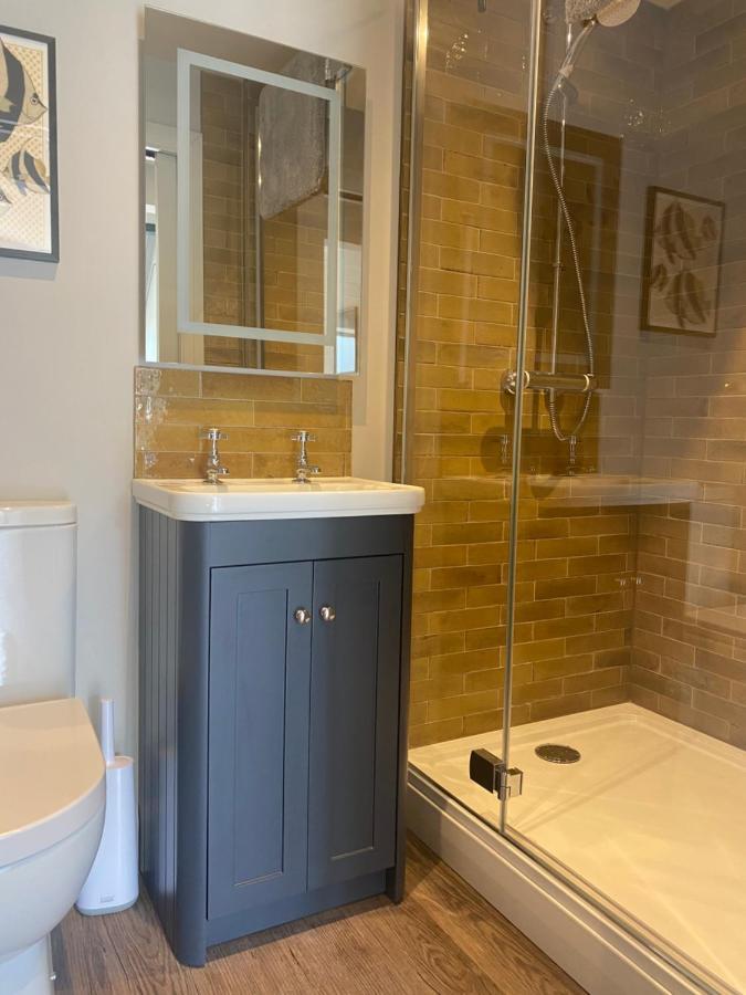 Stylish One Bedroom Cotswold Coach House Тетбери Экстерьер фото