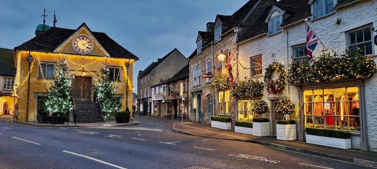 Stylish One Bedroom Cotswold Coach House Тетбери Экстерьер фото