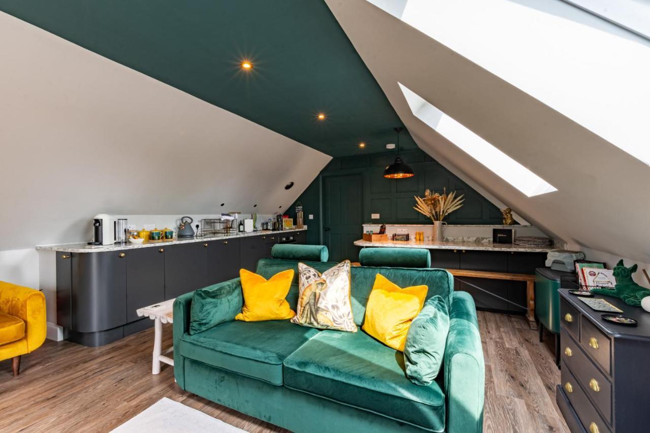 Stylish One Bedroom Cotswold Coach House Тетбери Экстерьер фото