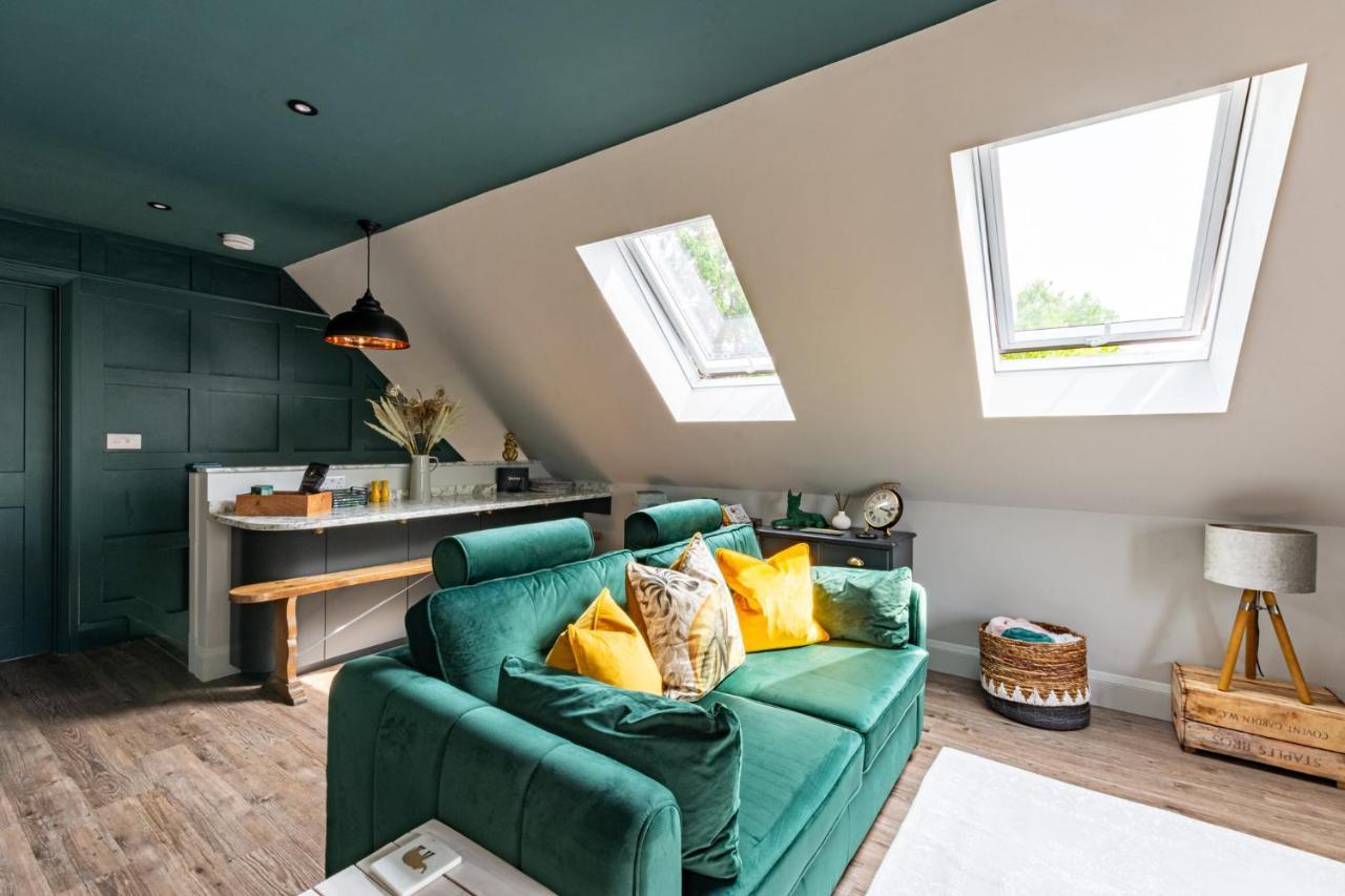 Stylish One Bedroom Cotswold Coach House Тетбери Экстерьер фото