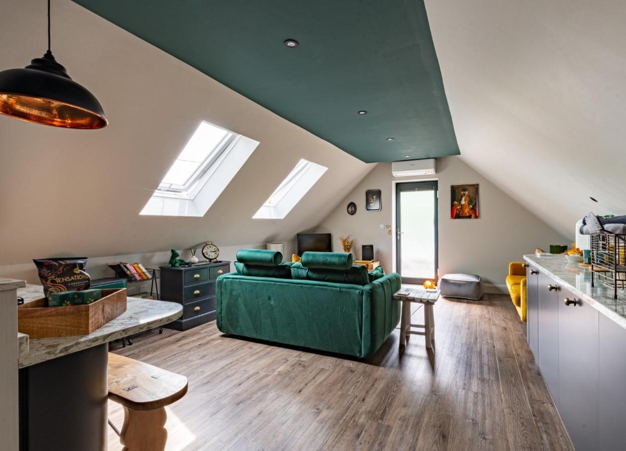 Stylish One Bedroom Cotswold Coach House Тетбери Экстерьер фото